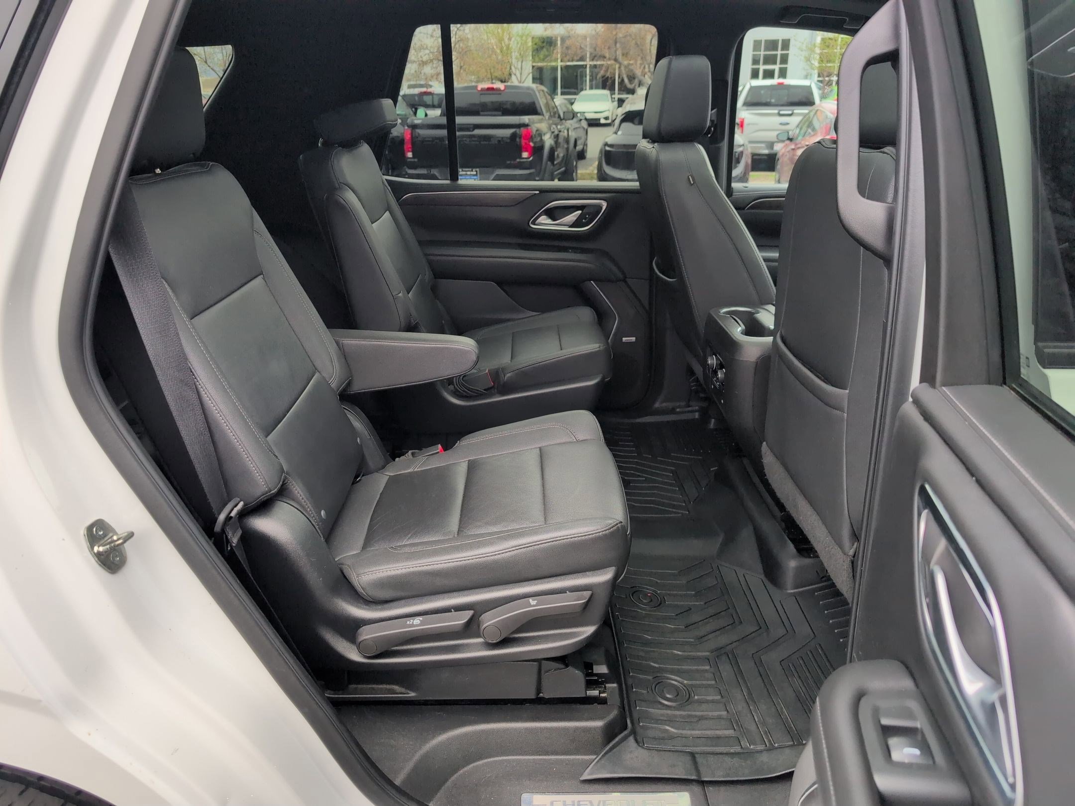 Used 2022 Chevrolet Tahoe Z71 w/ Luxury Package AWD/4WD image 28