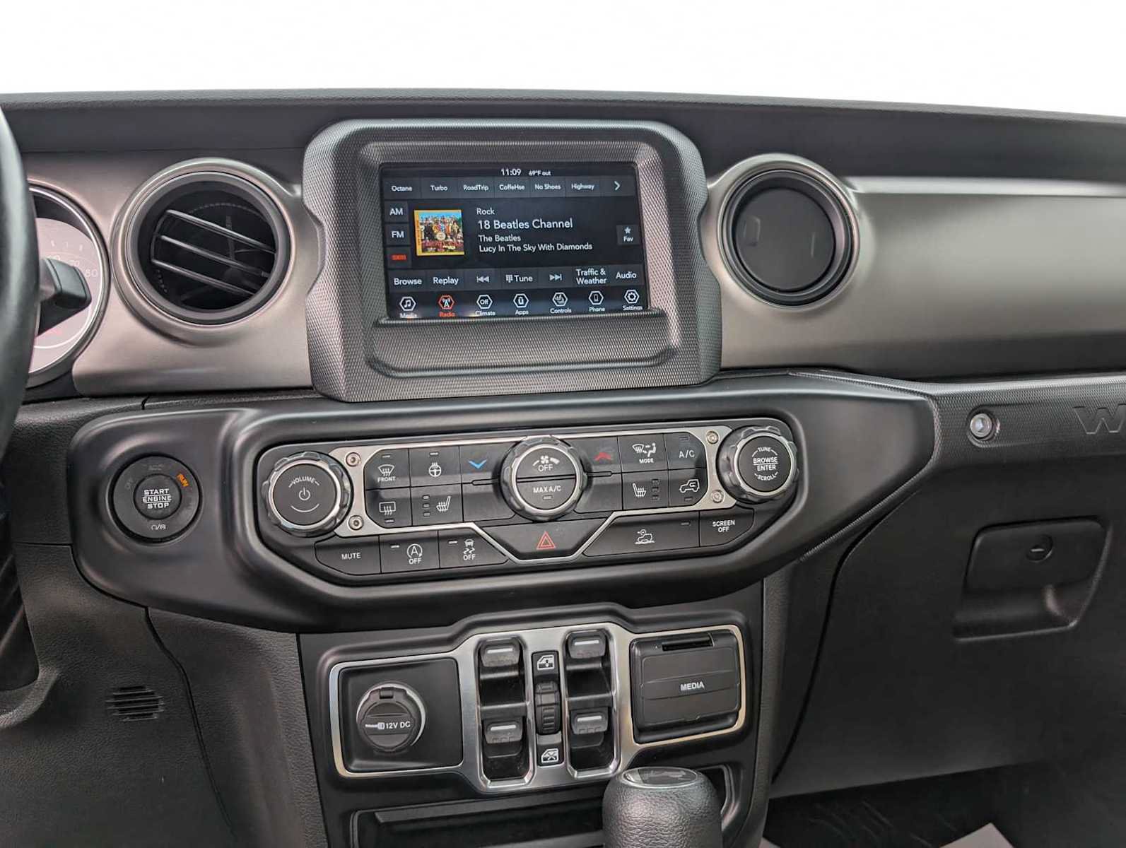 Used 2022 Jeep Wrangler Unlimited Sport AWD/4WD image 34