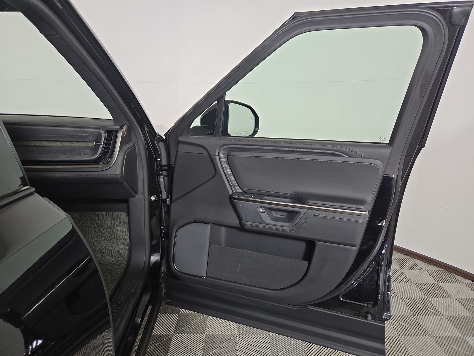 Used 2025 Rivian R1S Adventure AWD/4WD image 18