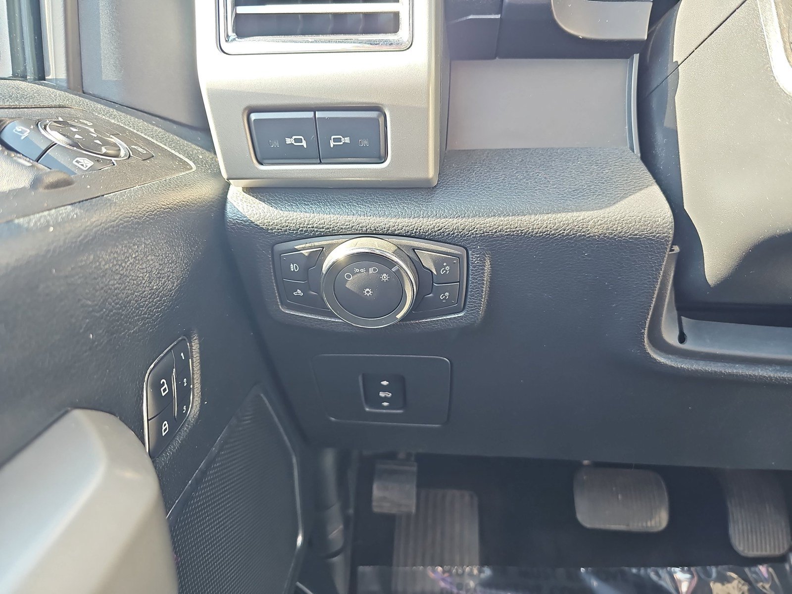 Used 2016 Ford F150 Lariat w/ Equipment Group 502A Luxury AWD/4WD image 32