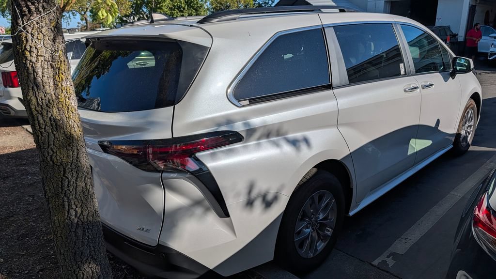 Used 2025 Toyota Sienna XLE w/ XLE Plus Package AWD/4WD image 5
