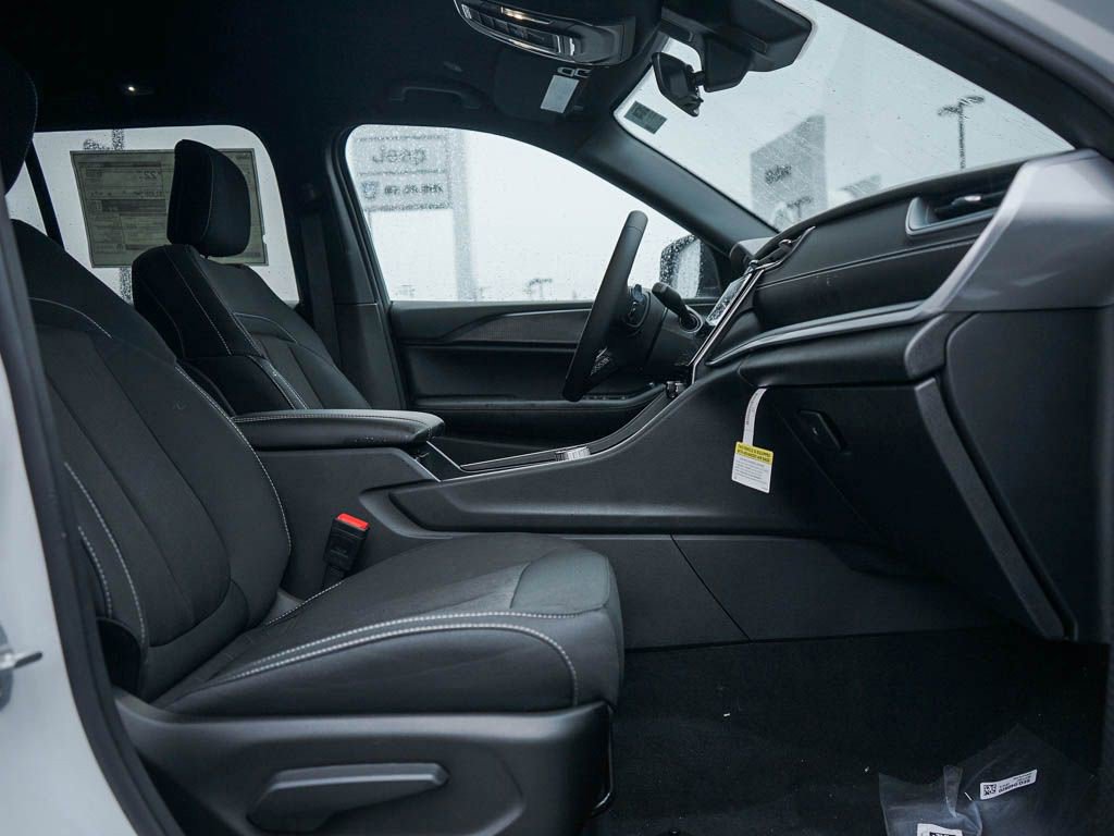 New 2025 Jeep Grand Cherokee Laredo image 9