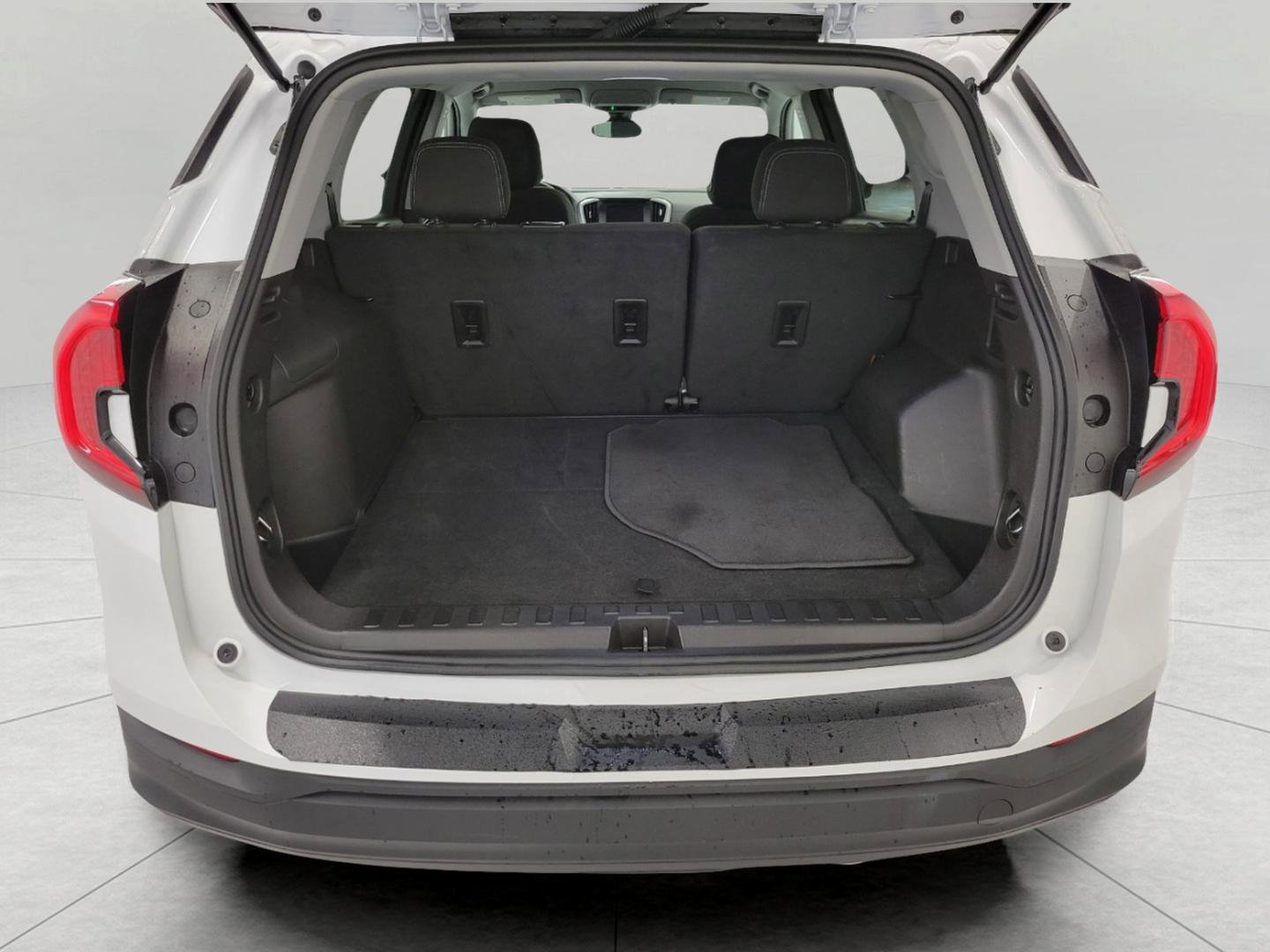 Used 2024 GMC Terrain SLE image 16