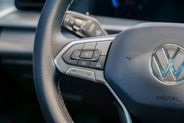 Used 2025 Volkswagen Tiguan SE w/ Panoramic Sunroof Package image 11