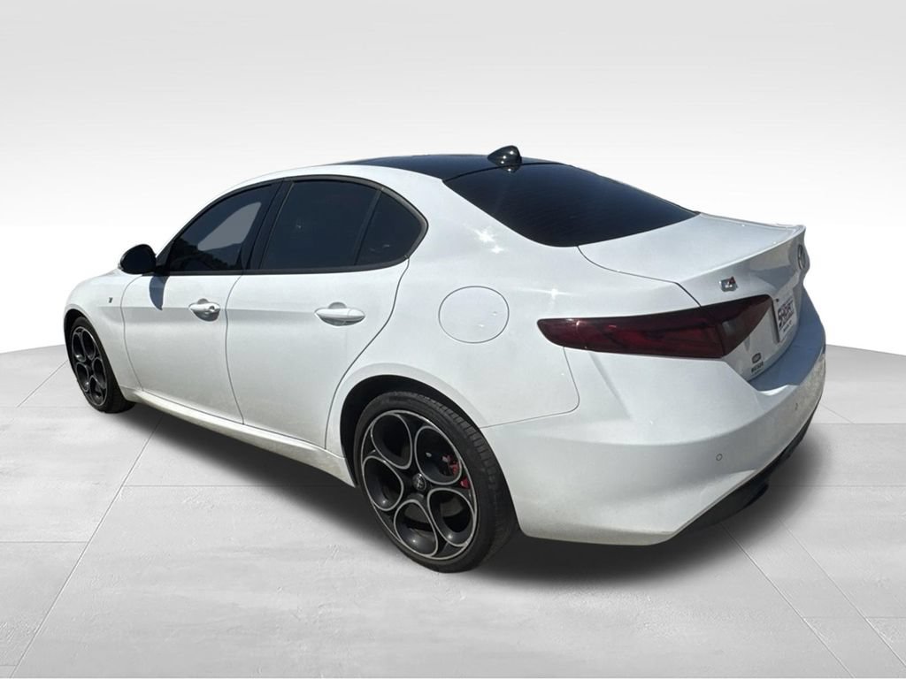 Used 2022 Alfa Romeo Giulia Ti AWD/4WD image 4