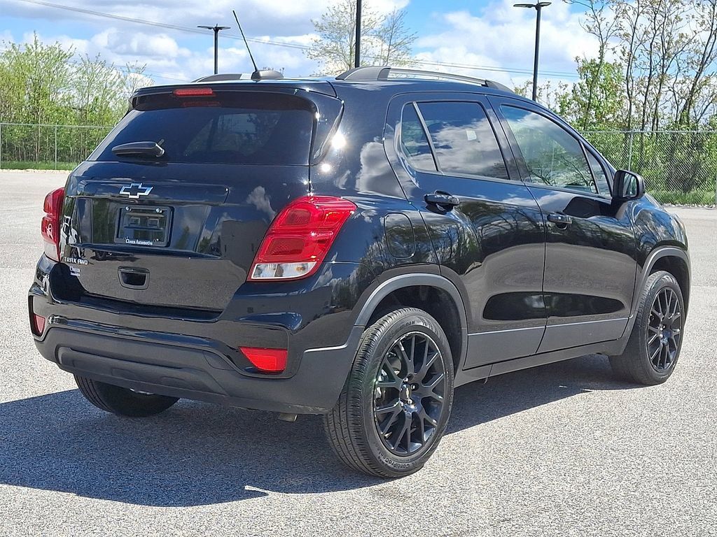 Used 2022 Chevrolet Trax LT w/ Midnight Edition image 9