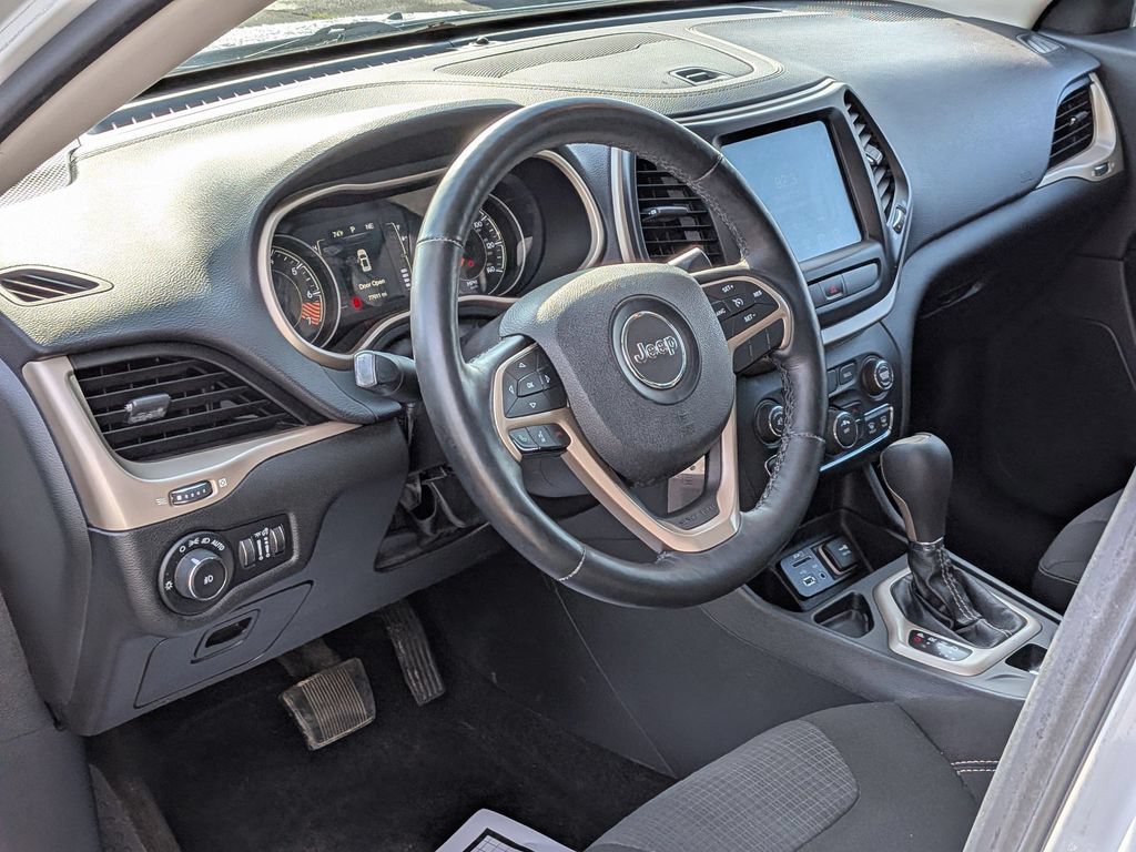 Used 2015 Jeep Cherokee Latitude w/ Cold Weather Group FWD image 13