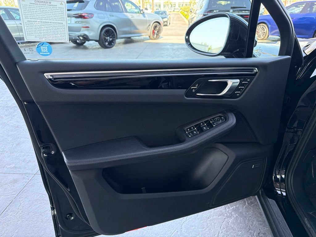 Used 2024 Porsche Macan AWD/4WD image 10