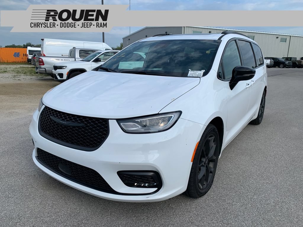 Used 2025 Chrysler Pacifica Limited FWD image 1