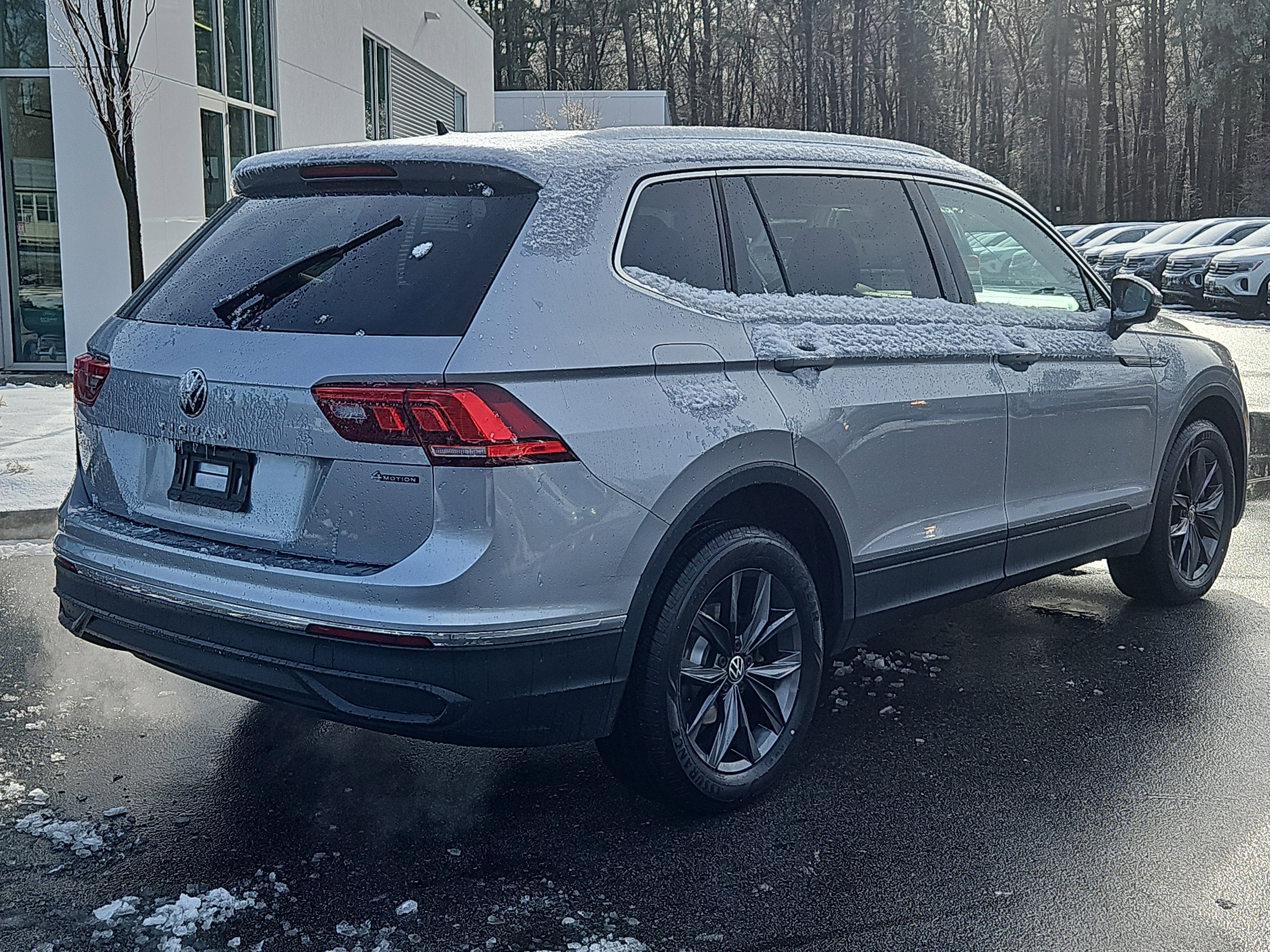 Certified 2022 Volkswagen Tiguan SE image 3