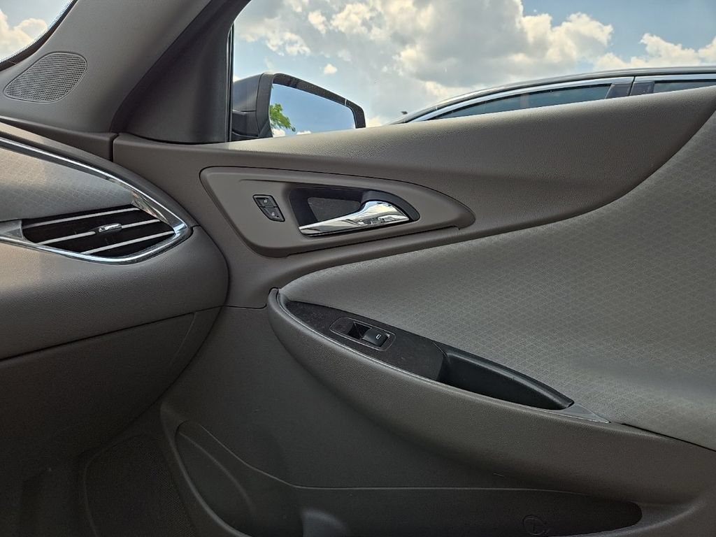 Used 2017 Chevrolet Malibu LT FWD image 27