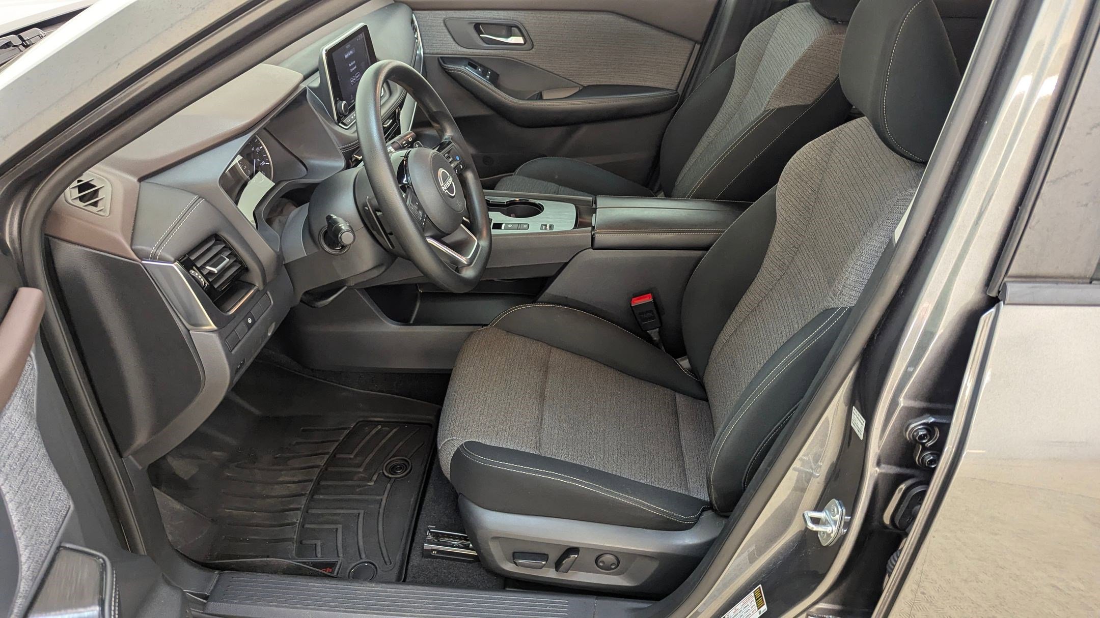 Used 2022 Nissan Rogue SV image 5