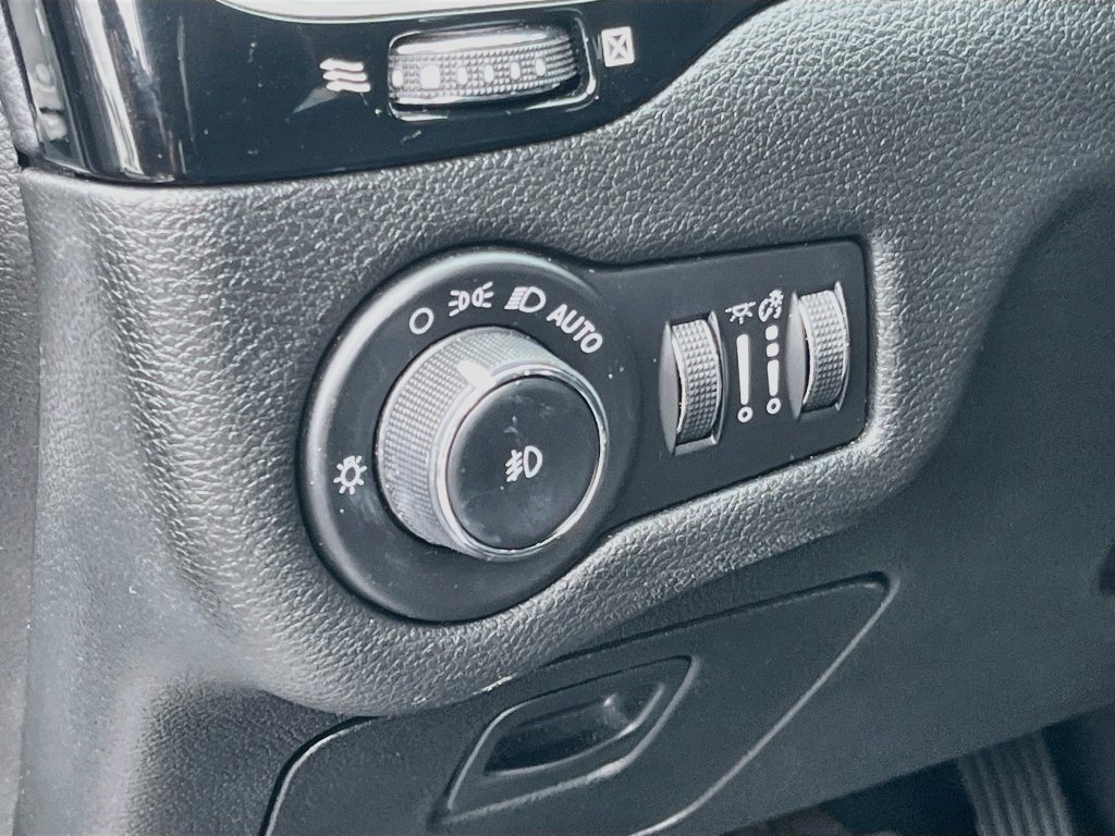 Used 2021 Jeep Cherokee Latitude Plus FWD image 10