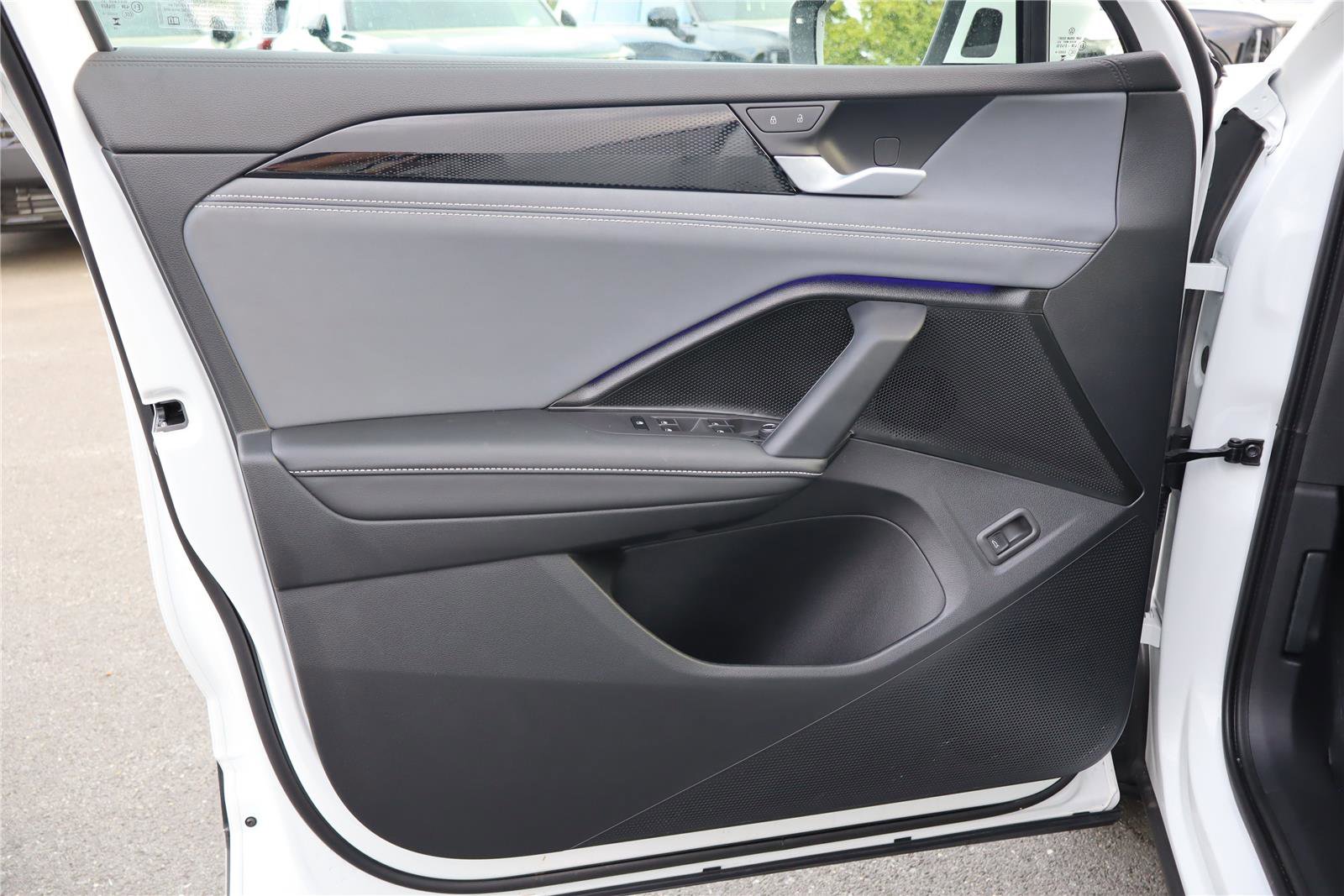 Certified 2025 Volkswagen Tiguan SE w/ Panoramic Sunroof Package image 13