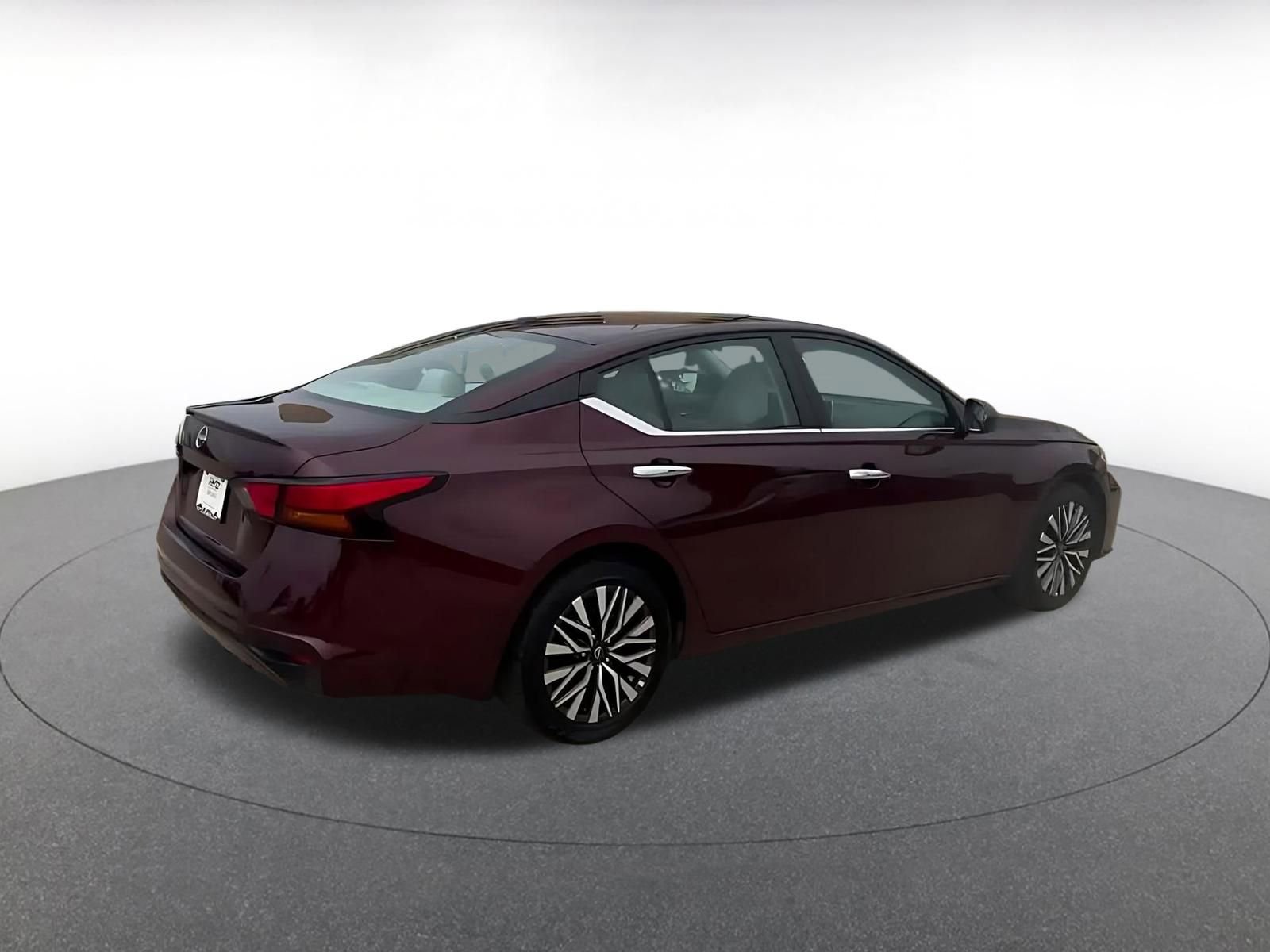 Used 2025 Nissan Altima 2.5 SV FWD image 15