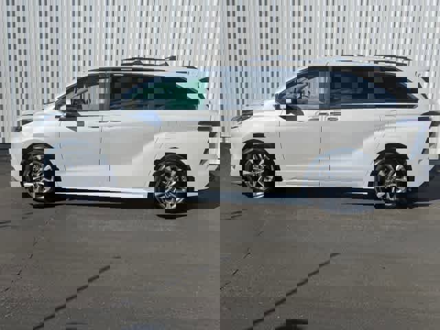 Used 2025 Toyota Sienna XLE w/ XLE Plus Package image 3