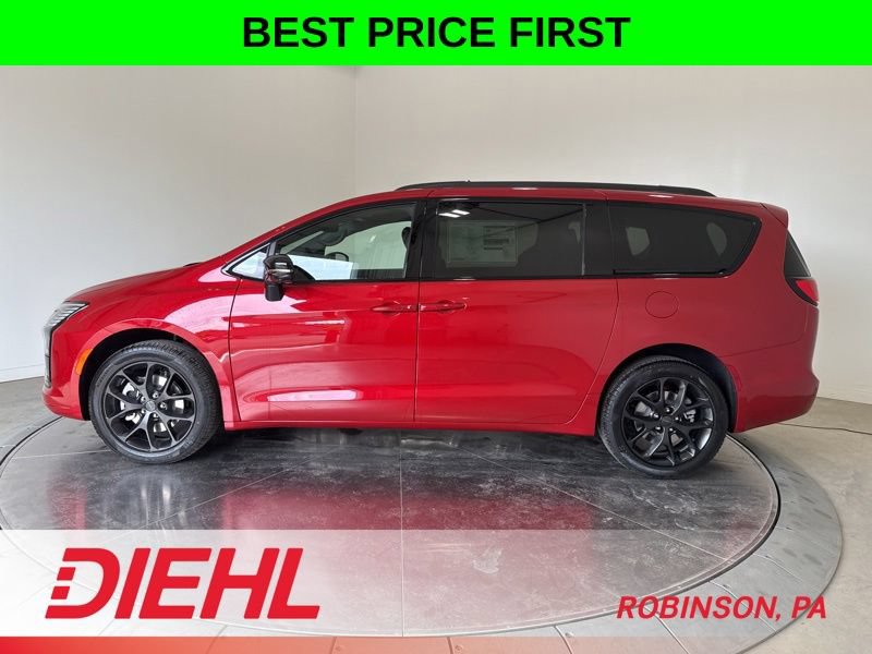 New 2027 Chrysler Pacifica Limited w/ Family Tech Group AWD/4WD image 4
