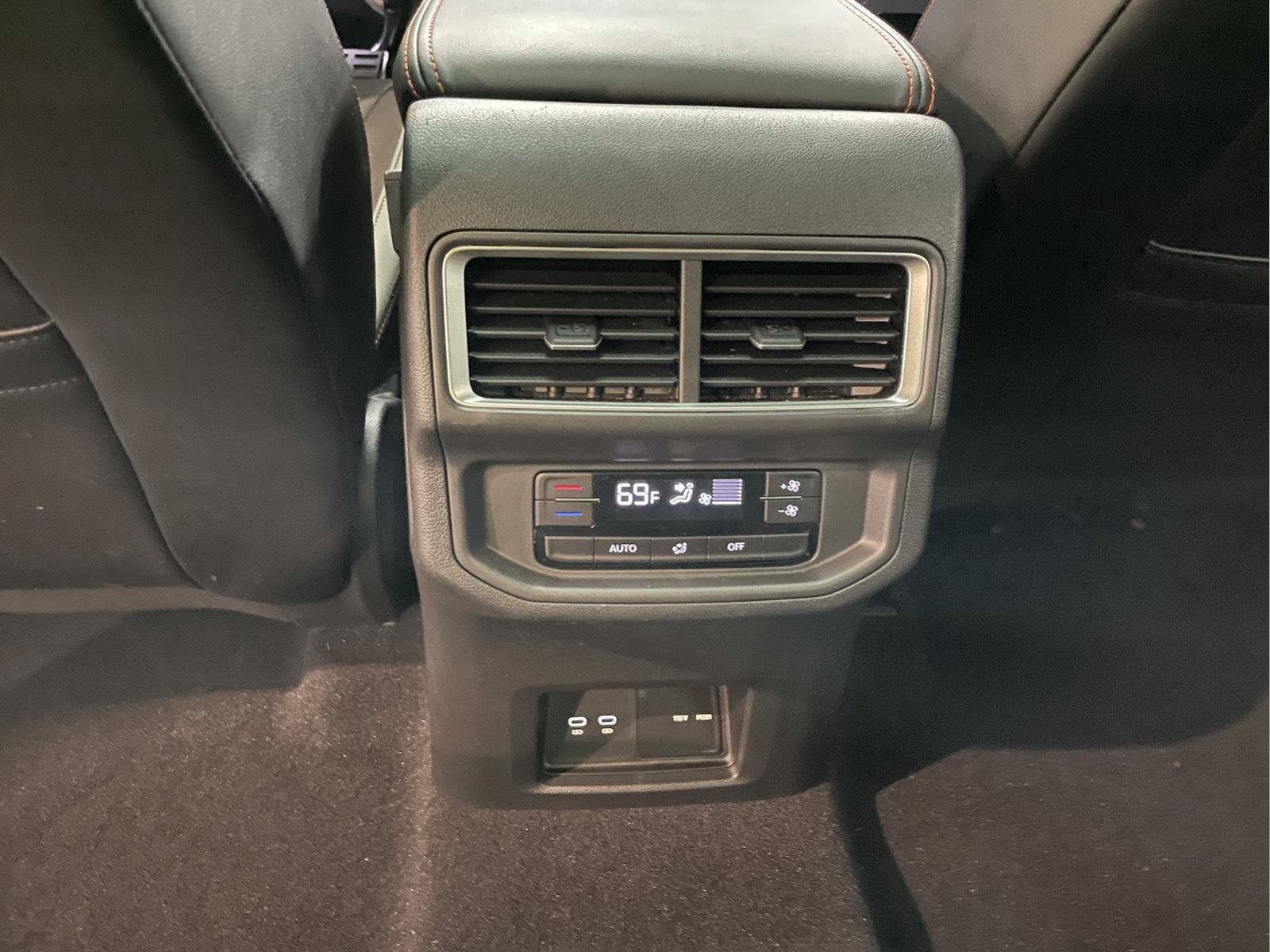Used 2024 Volkswagen Atlas Peak Edition SE AWD/4WD image 18