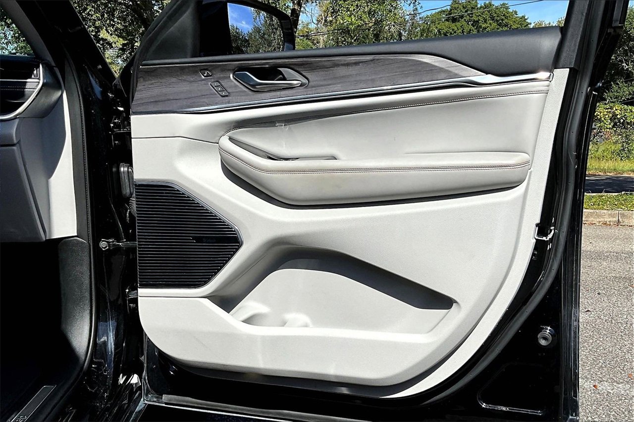 Used 2021 Jeep Grand Cherokee L Overland w/ Luxury Tech Group IV image 25