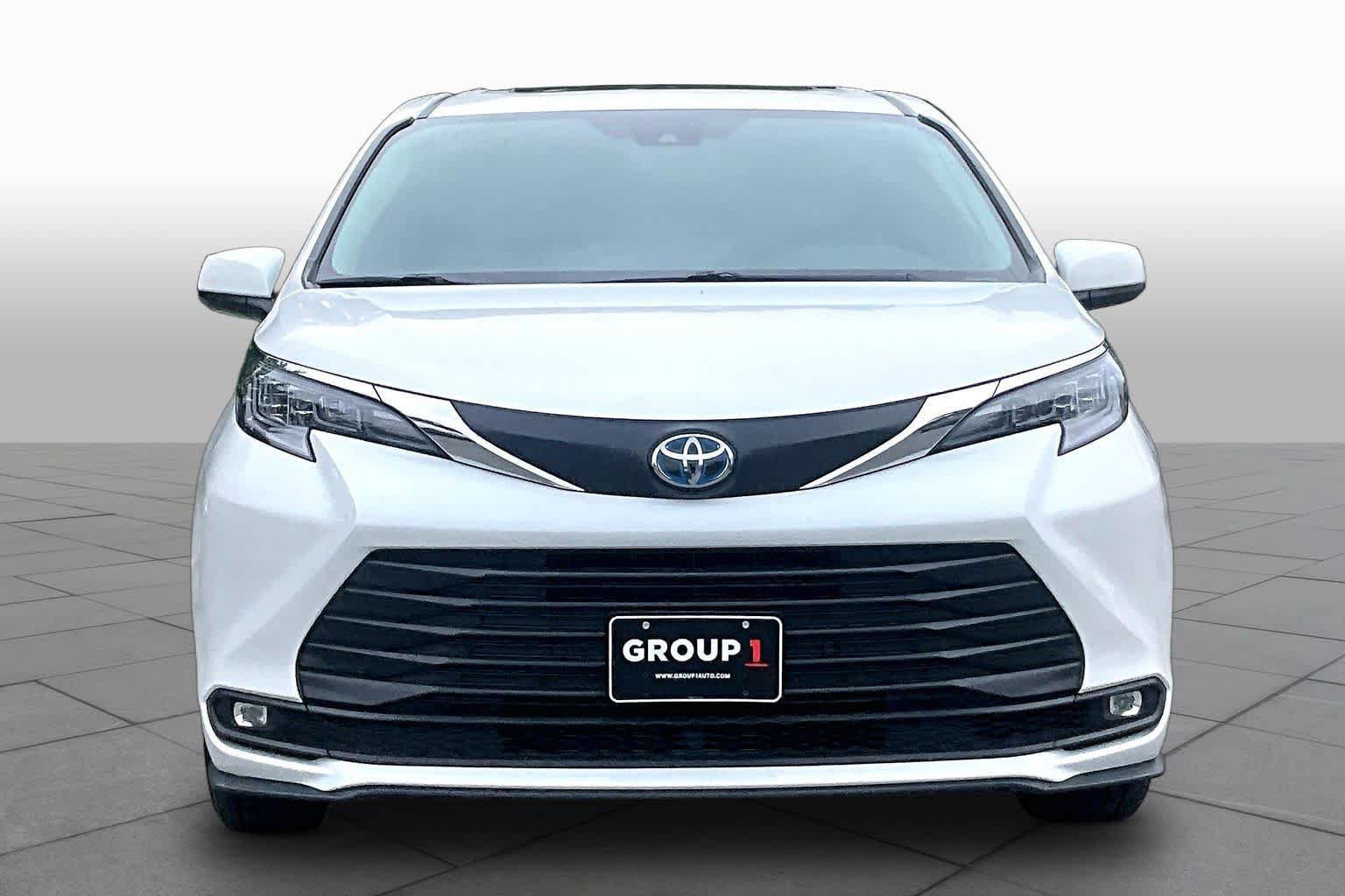 Used 2025 Toyota Sienna XLE FWD image 4