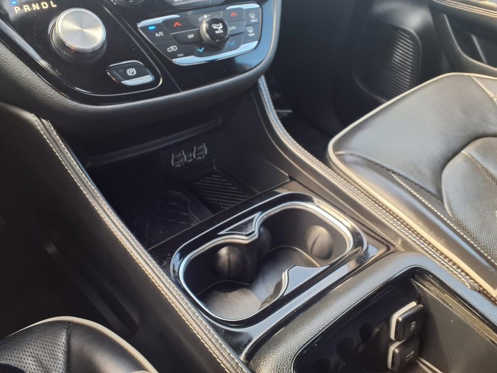 Certified 2025 Chrysler Pacifica Limited image 11