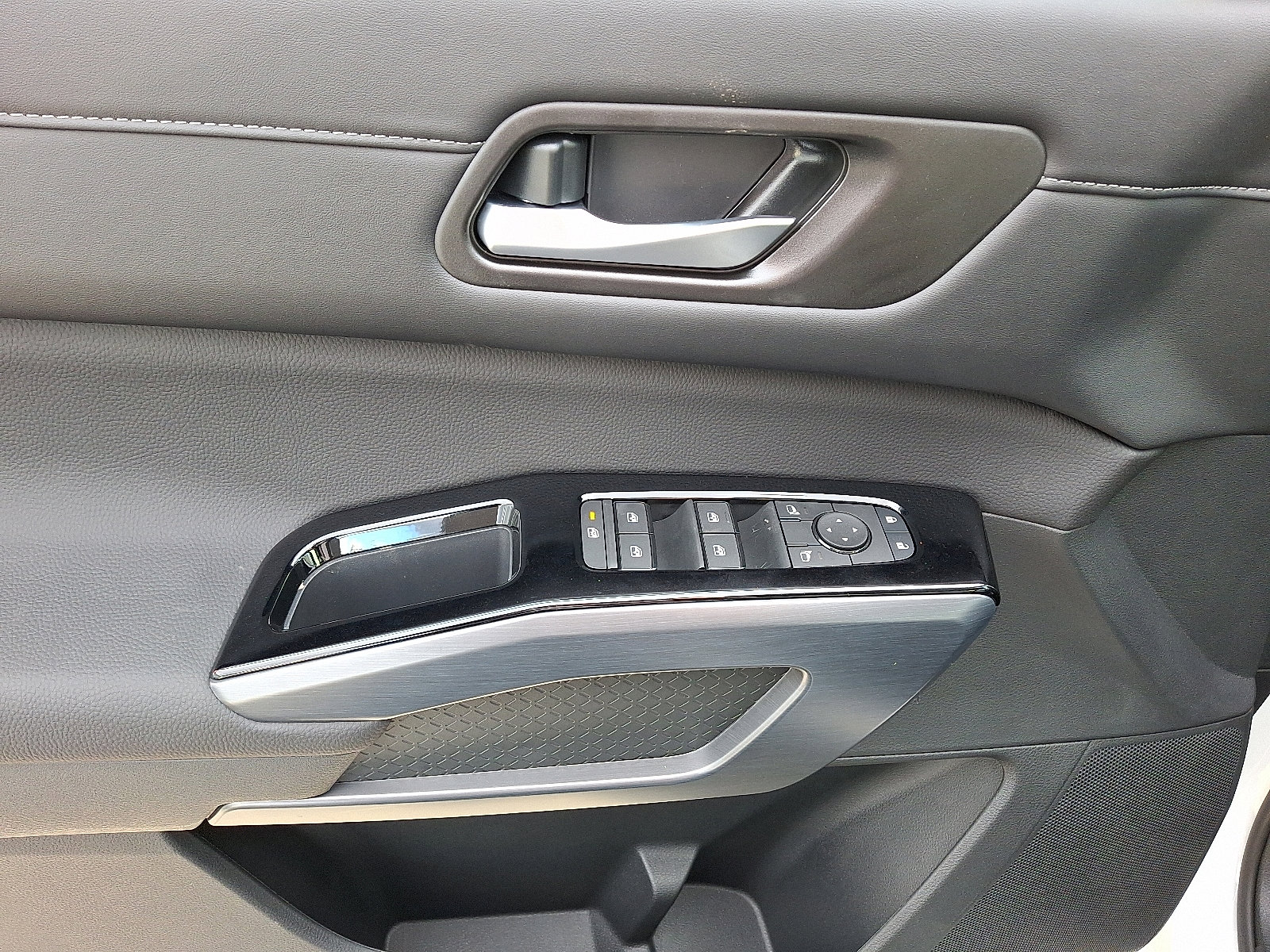 New 2025 Nissan Pathfinder SL image 8