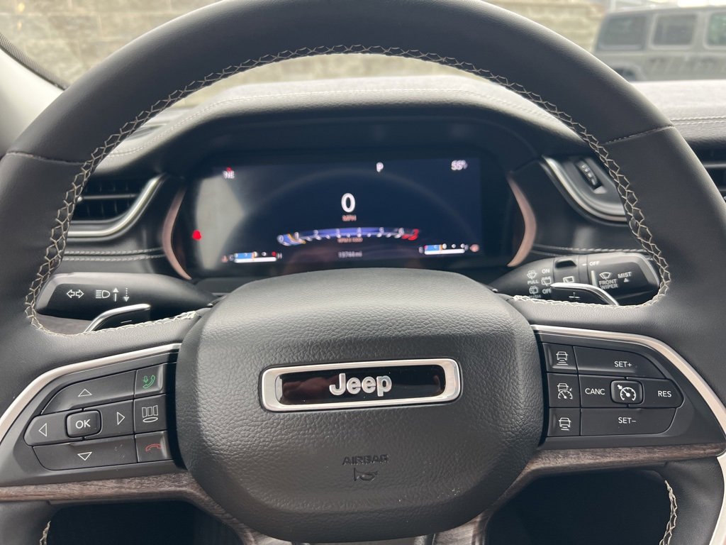 Used 2023 Jeep Grand Cherokee L Limited w/ Luxury Tech Group II image 18