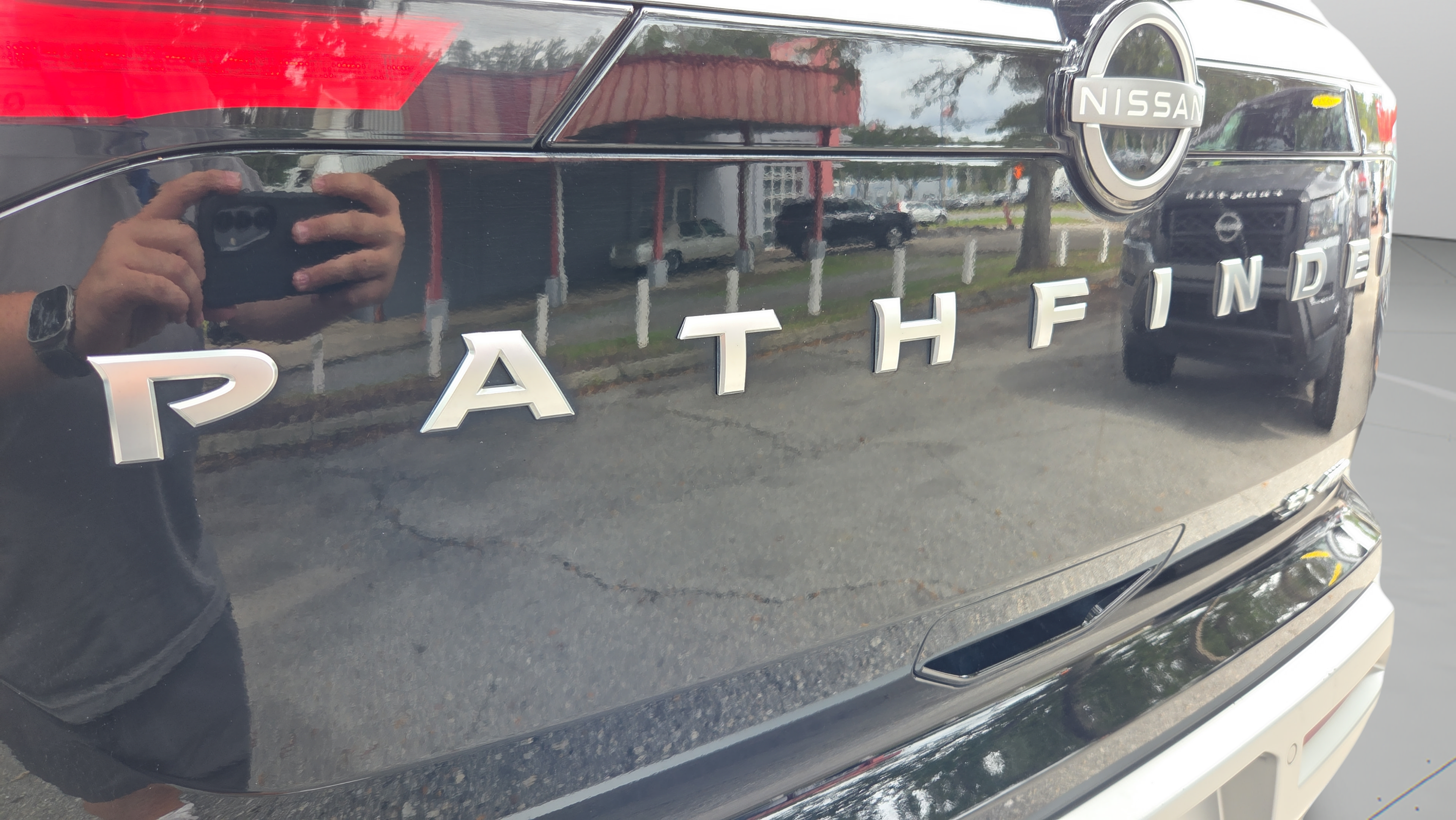 Used 2025 Nissan Pathfinder SL AWD/4WD image 16