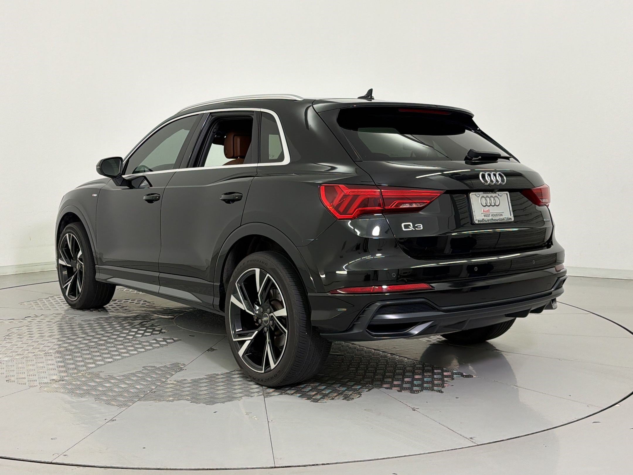 Used 2020 Audi Q3 2.0T Premium w/ Convenience Package AWD/4WD image 3