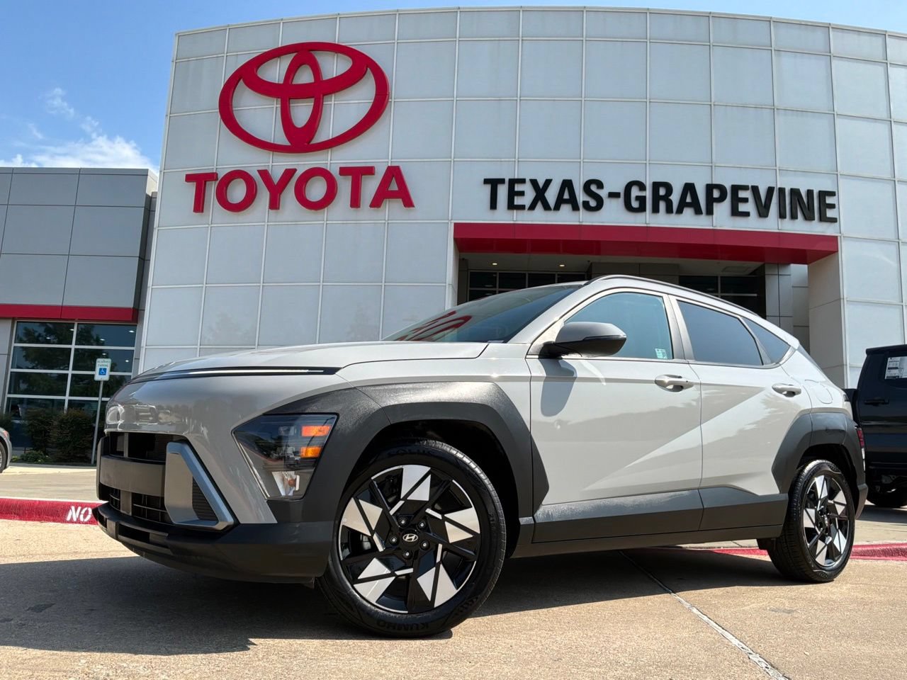 Used 2025 Hyundai Kona SEL FWD image 2