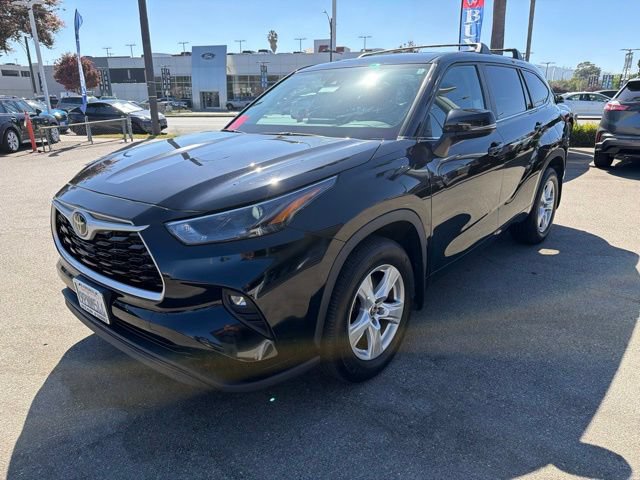 Used 2024 Toyota Highlander LE FWD image 3