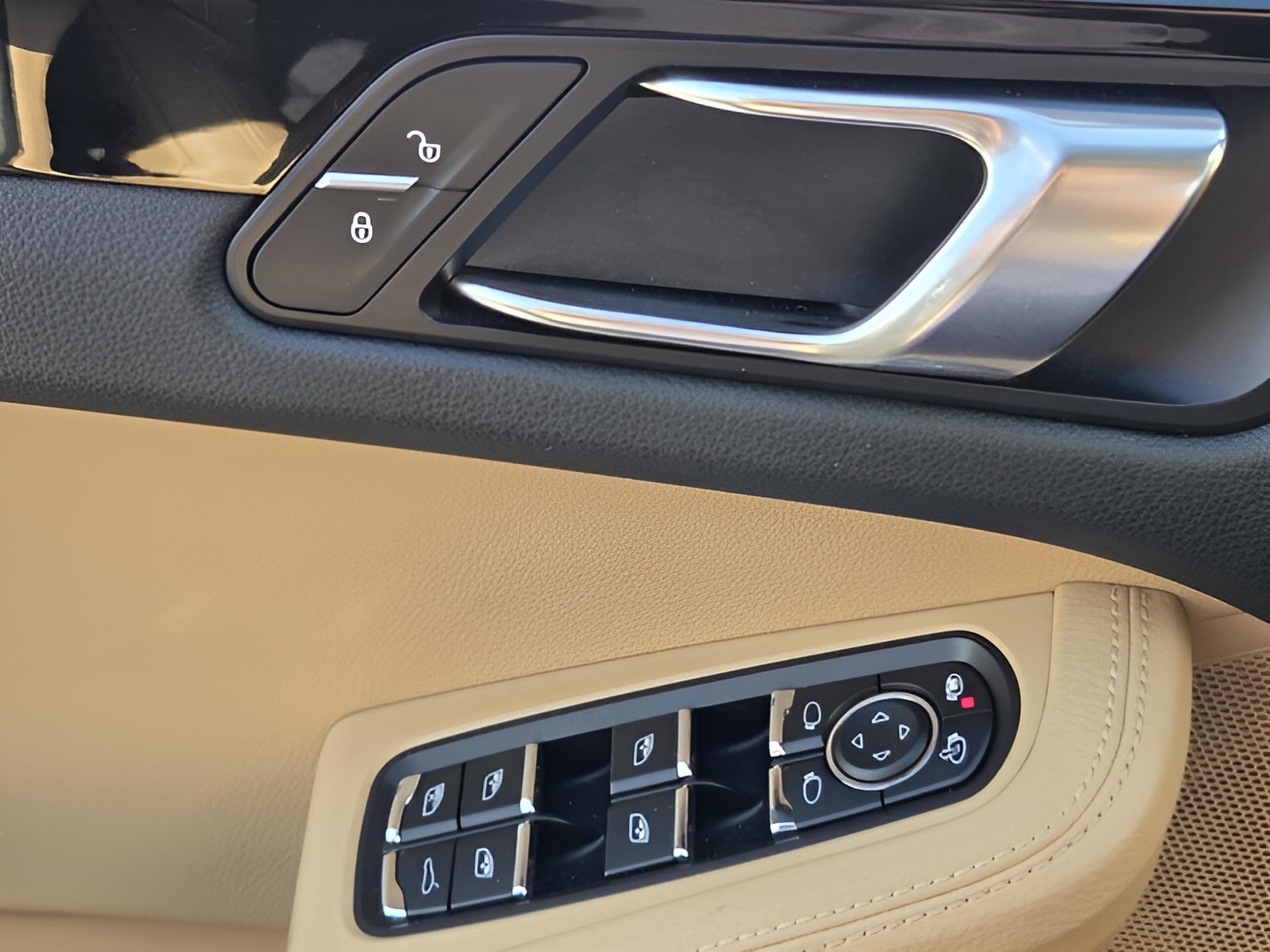 Used 2018 Porsche Macan Base image 28