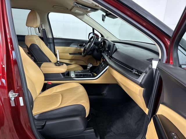 Used 2023 Kia Carnival LX image 28