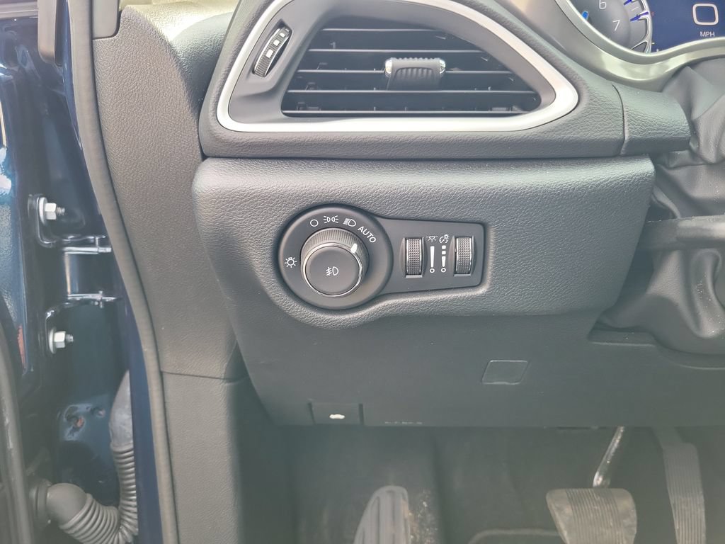 Used 2025 Chrysler Pacifica Select FWD image 27
