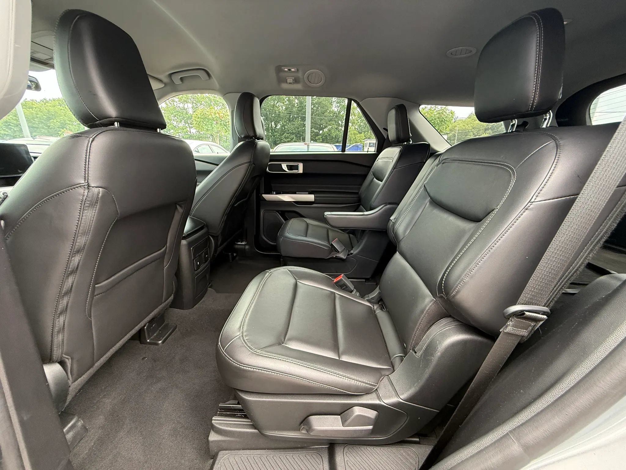 Used 2022 Ford Explorer XLT w/ Equipment Group 202A AWD/4WD image 17