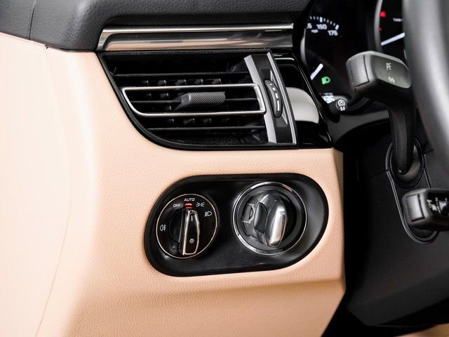 Certified 2025 Porsche Macan image 10