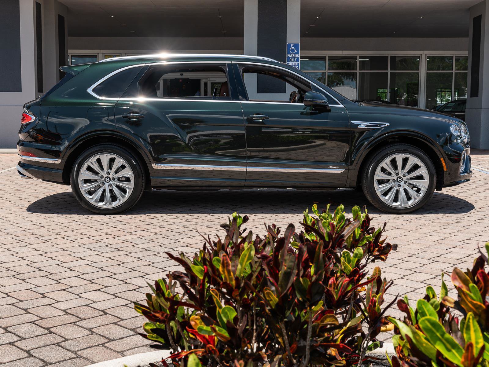 Used 2023 Bentley Bentayga Extended Wheelbase AWD/4WD image 37