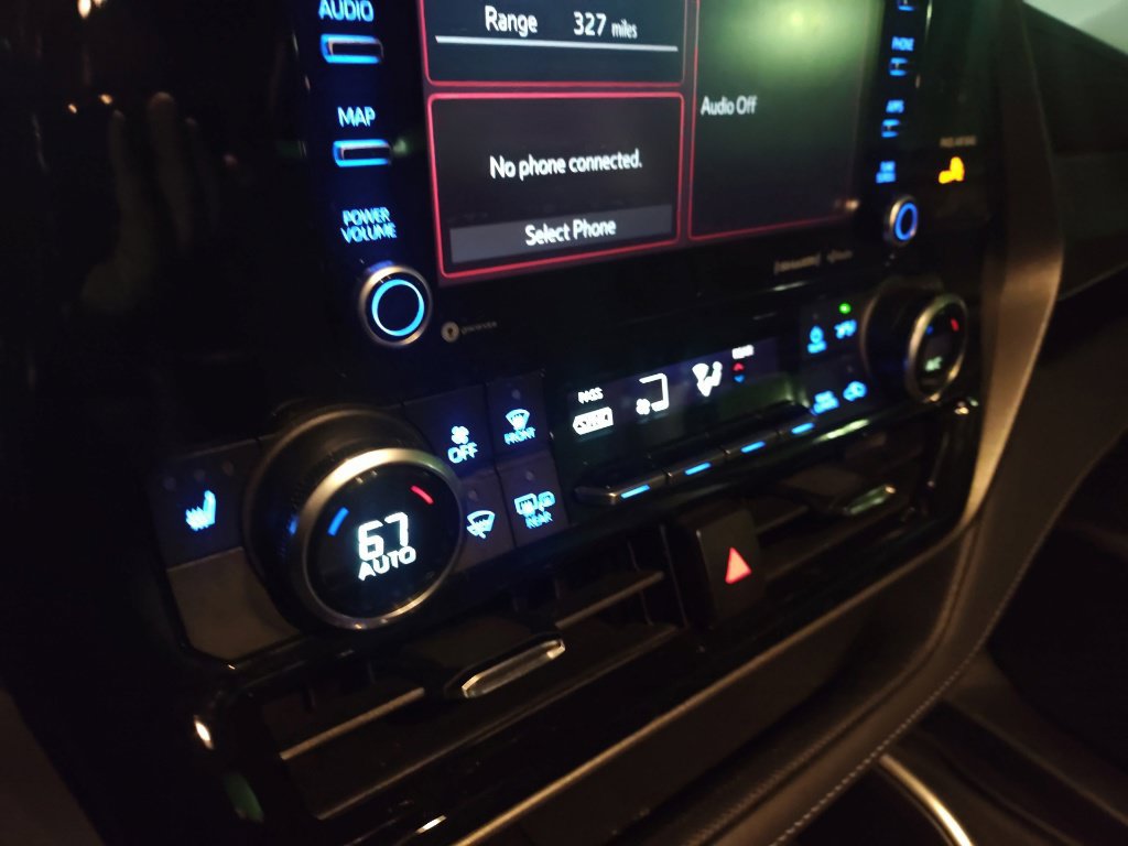 Used 2021 Toyota Highlander XLE AWD/4WD image 9