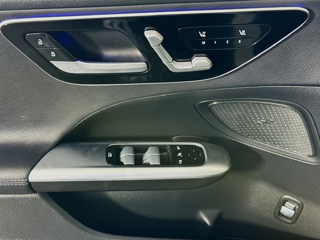 Used 2025 Mercedes-Benz C 300 Sedan image 23