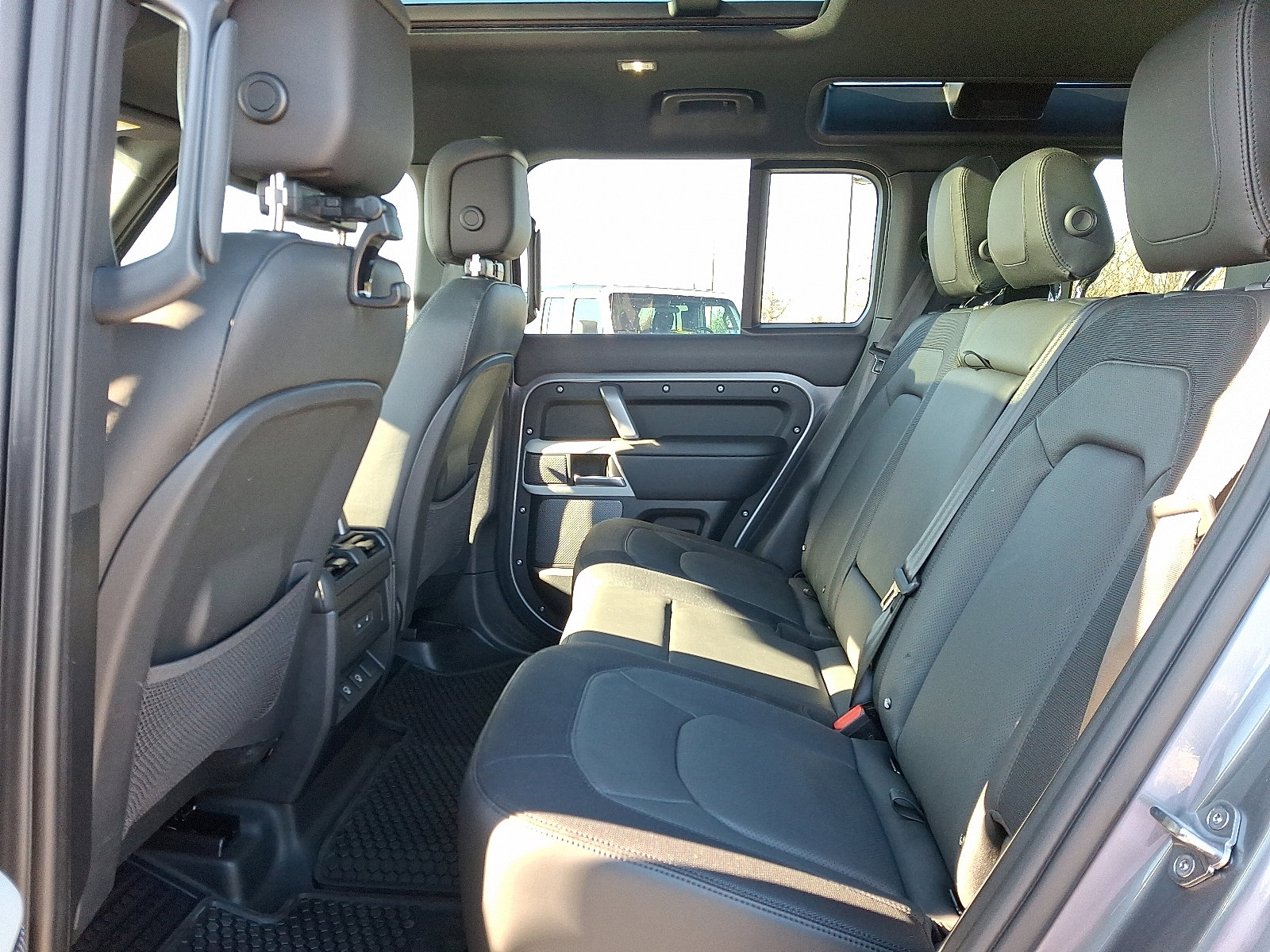 Used 2024 Land Rover Defender 110 X-Dynamic SE image 10