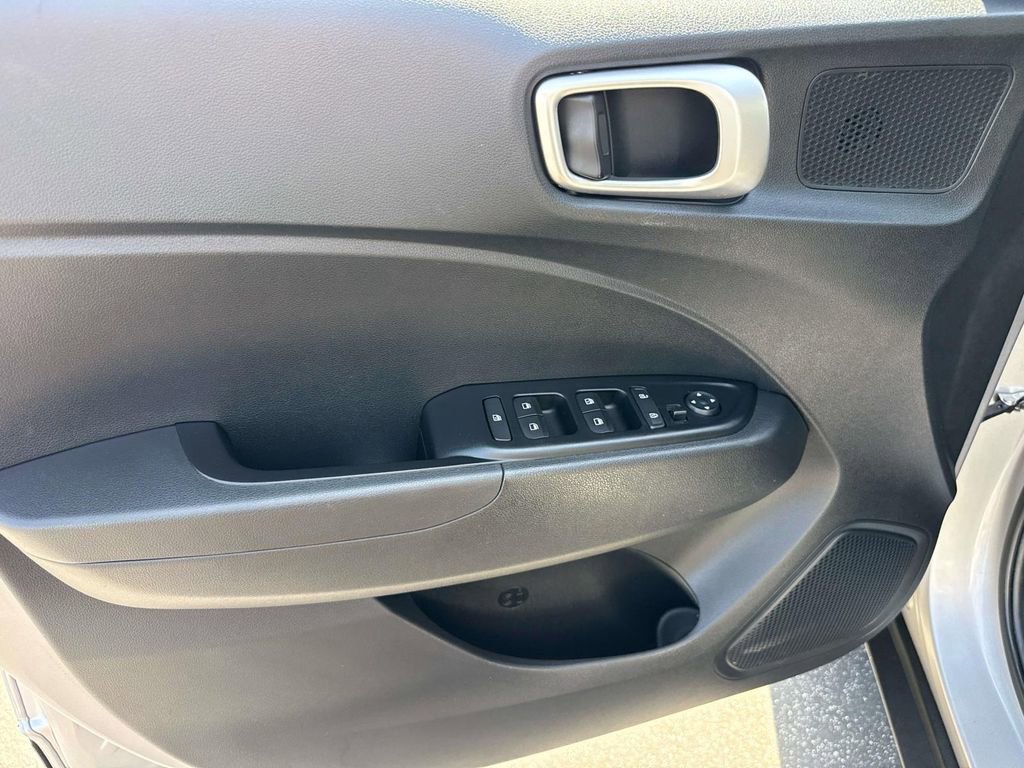 Used 2025 Hyundai Venue SEL image 20