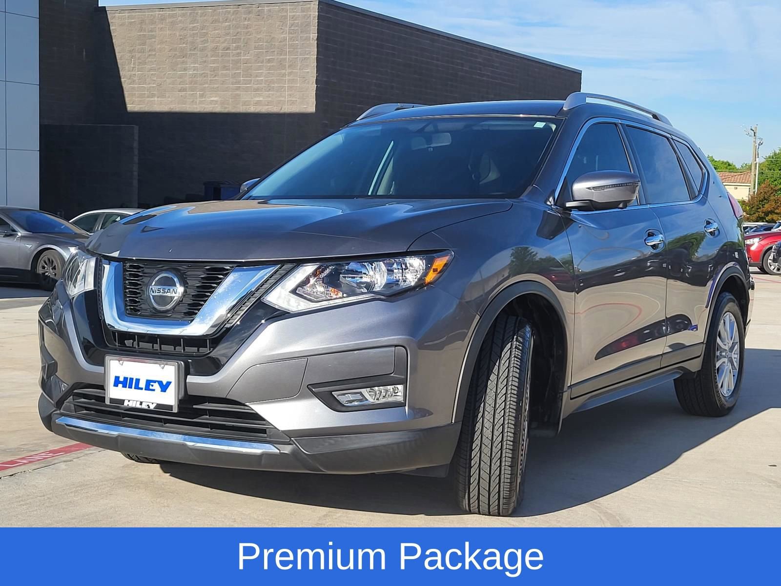 Used 2018 Nissan Rogue SV w/ Premium Package image 2