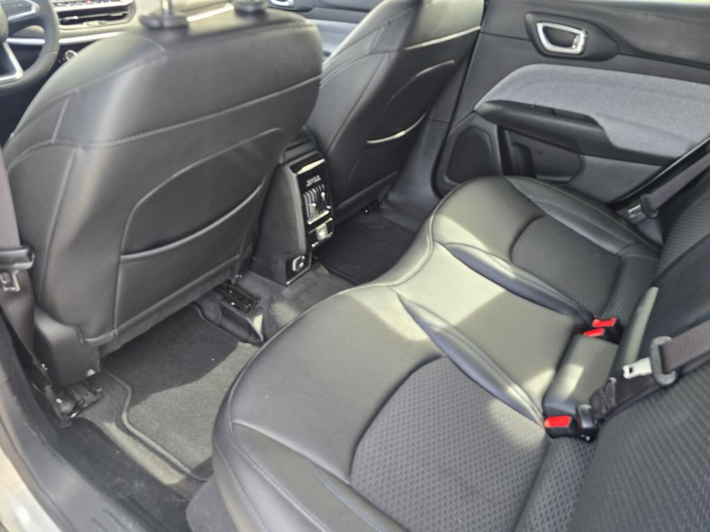 Used 2025 Jeep Compass Latitude AWD/4WD image 12