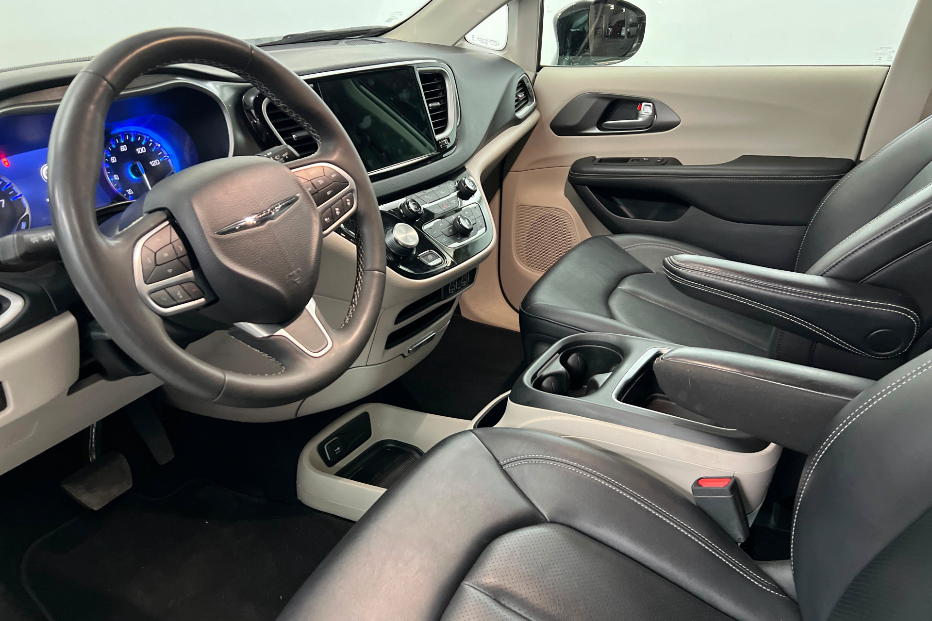 Used 2024 Chrysler Pacifica Touring-L FWD image 15