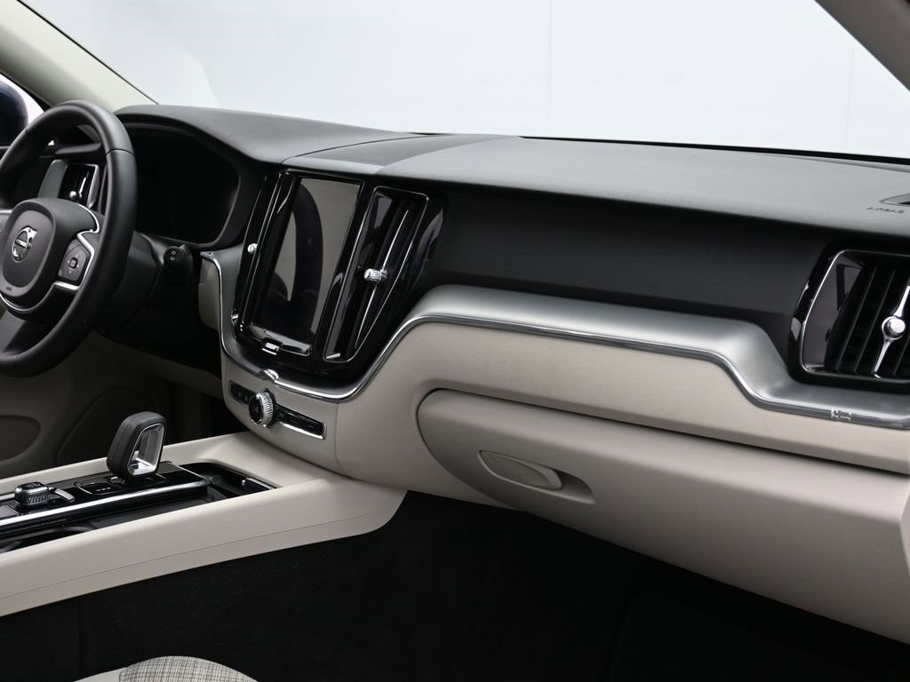 Used 2022 Volvo XC60 B5 Momentum image 27