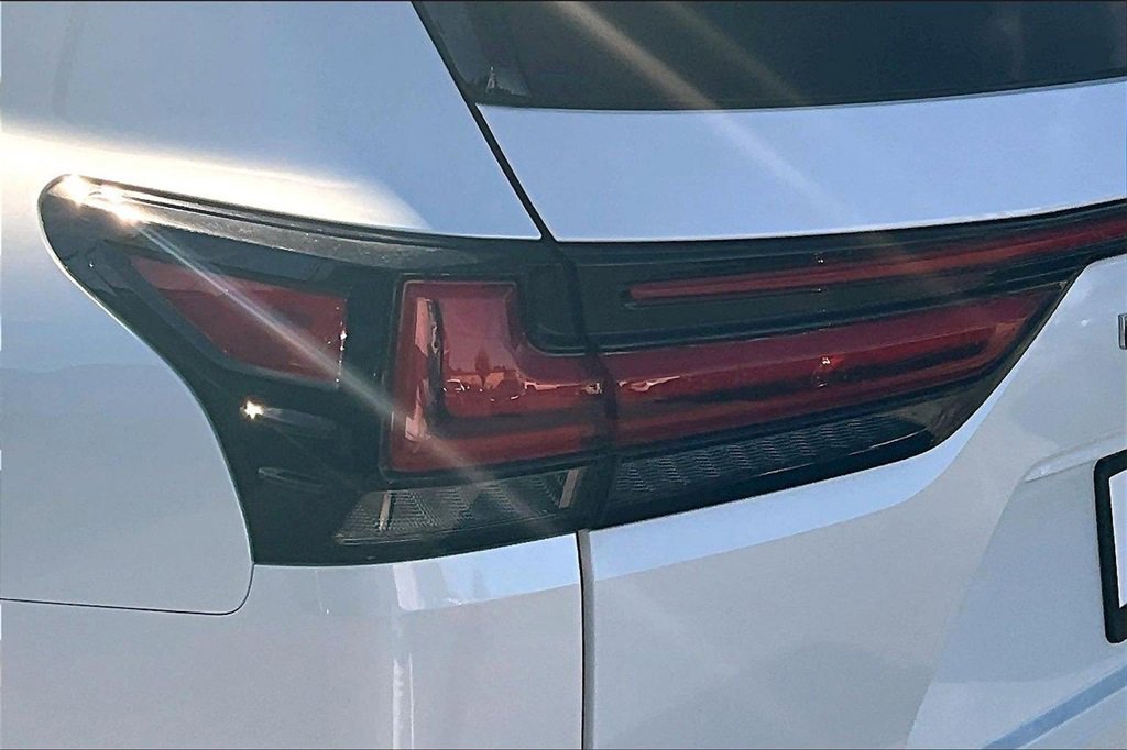 Used 2023 Lexus LX 600 4WD w/ Premium Package image 23