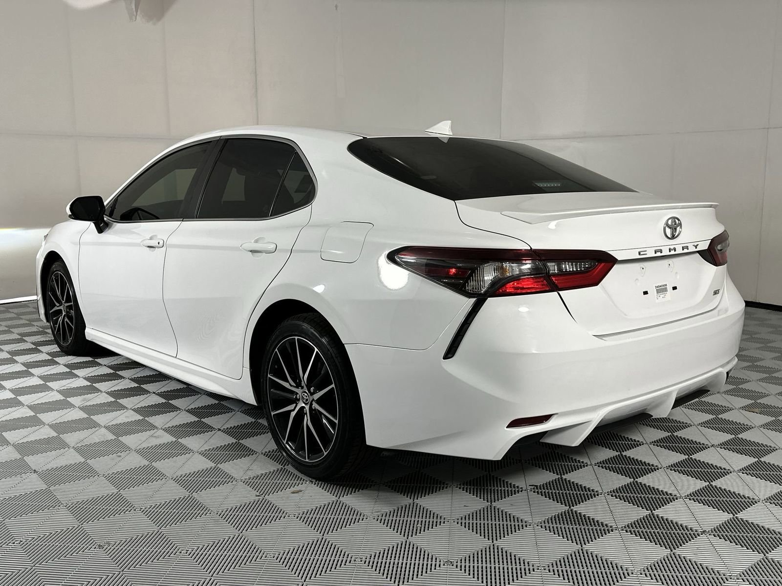 Used 2024 Toyota Camry SE w/ Convenience Package FWD image 6