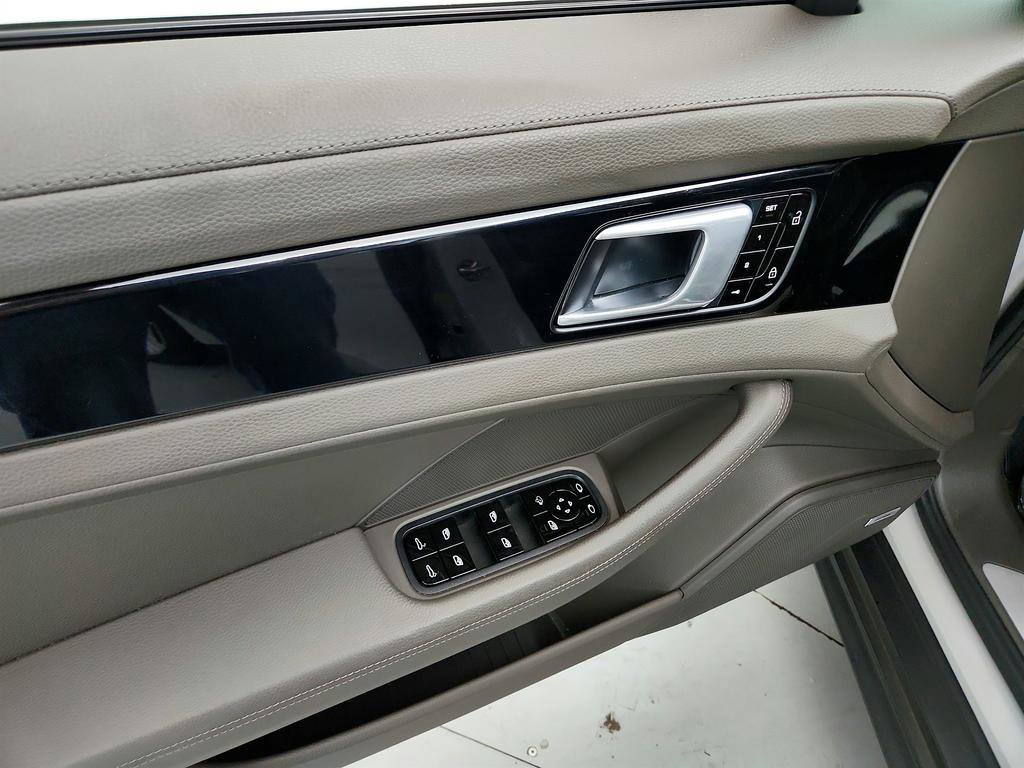 Used 2020 Porsche Panamera 4 image 23