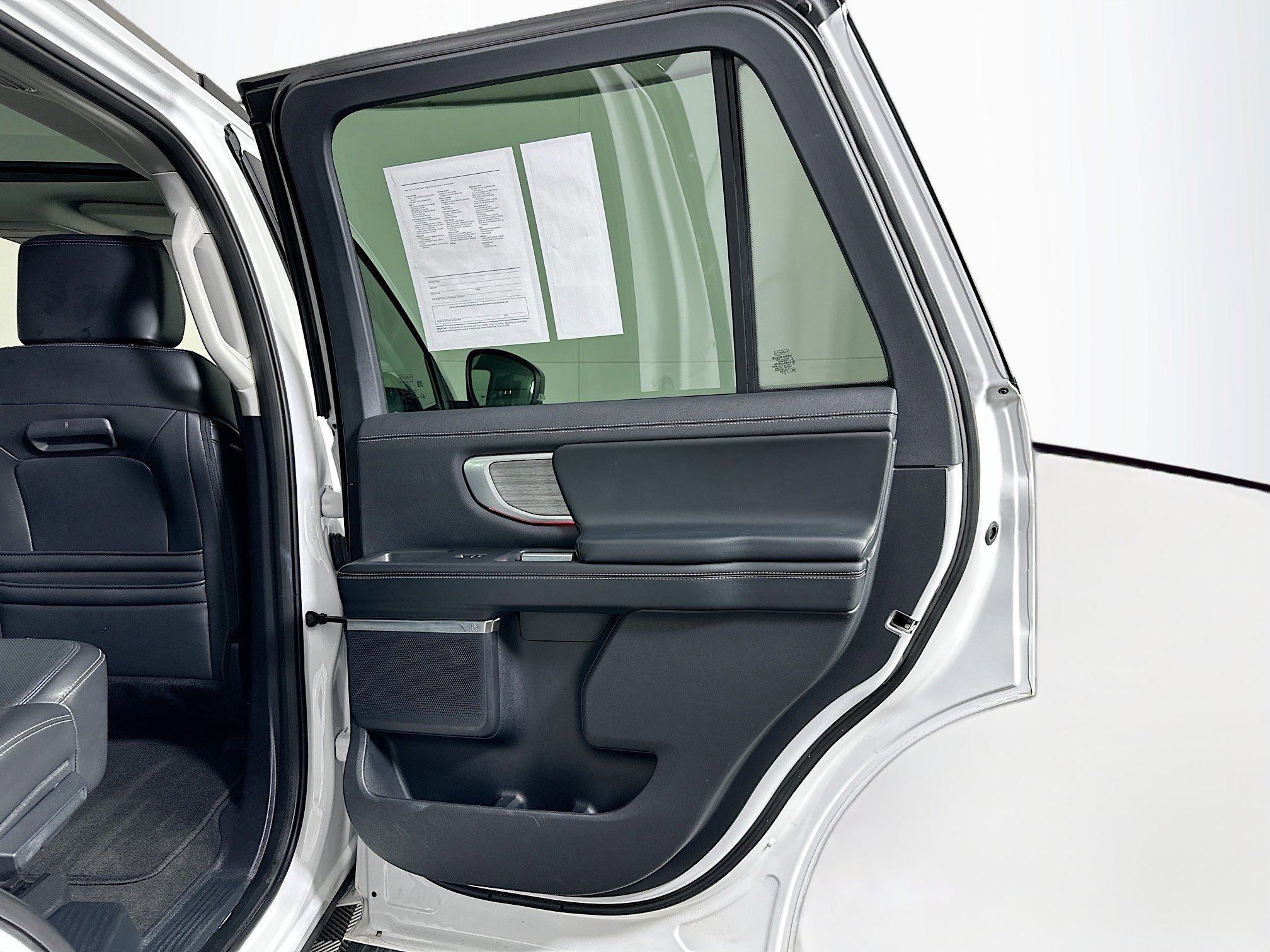 Used 2025 Ford Expedition Platinum image 33