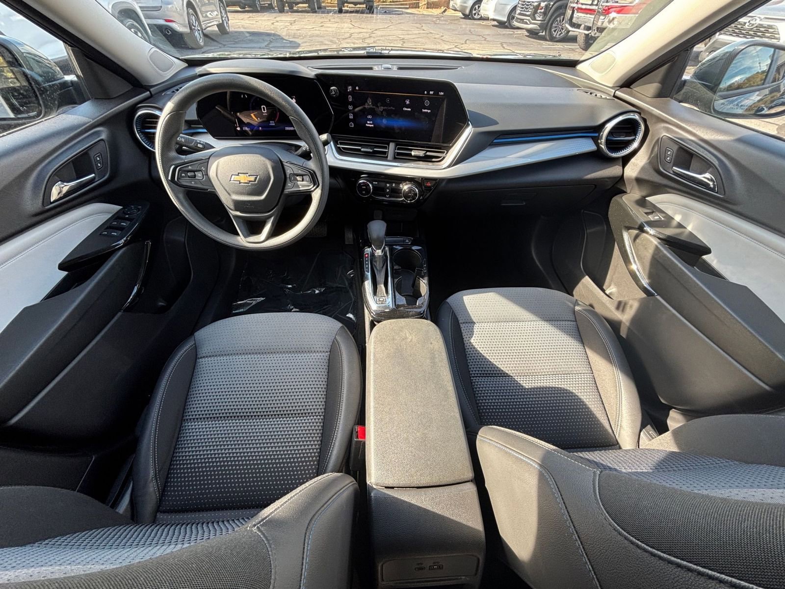 Used 2025 Chevrolet Trax LT image 32